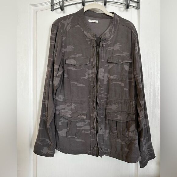 Maurices Jackets & Blazers - Maurice’s Gray Camo Cinch Waist Jacket‎ - Size Large full zip rayon